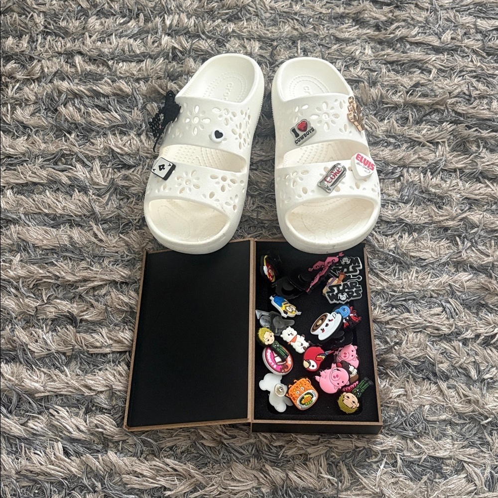 CROCS White Sandals Women’s Size 7, Men’s 5 with a gift Box of Fun Charms